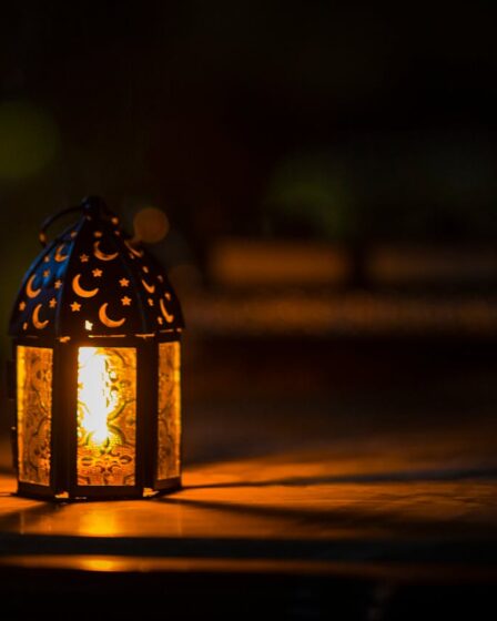 Warme sfeer en slimme verlichting met een wandlamp in de woonkamer