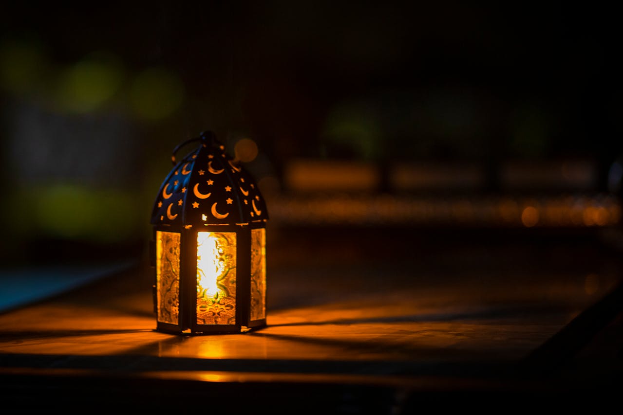 Warme sfeer en slimme verlichting met een wandlamp in de woonkamer