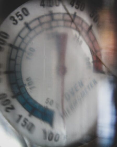 Zo krijg je de bodem van je oven weer stralend schoon