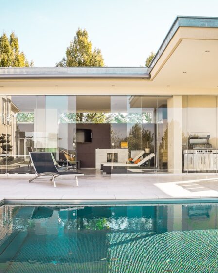 Het bijzondere leven en wonen van John de Mol in Blaricum